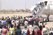 ببینید | حمله به فرودگاه عدن هنگام پیاده‌شدن کابینه جدید دولت مستعفی یمن از هواپیما!