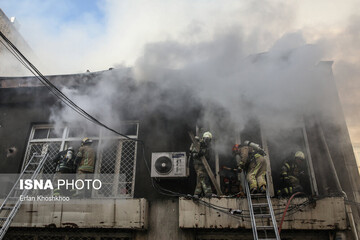 تصاویر | آتش سوزی یک ساختمان قدیمی در خیابان لاله زار