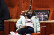 (عکس) دختر سرتیم حفاظت ابومهدی المهندس در مراسم اولین سالگرد عروج پدر