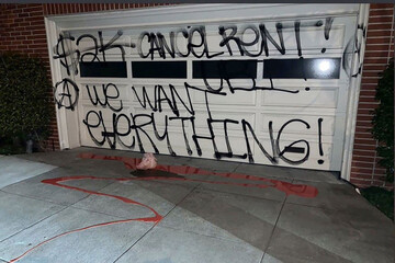 عکس | آمریکا روی باروت؛ خرابکاری و سر خوک برای پلوسی