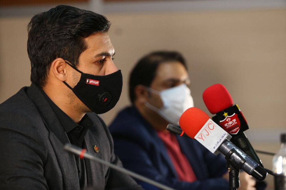 واکنش شکوری به پاشیدن رنگ آبی روی در باشگاه پرسپولیس