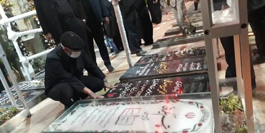 تصویری از فاتحه خوانی سردار قاآنی بر سر مزار شهید سردار سلیمانی 