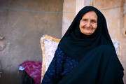 ببینید | مادر شهیدی که هر روز تابلو شهیدش را در خیابان تمیز می‌کند