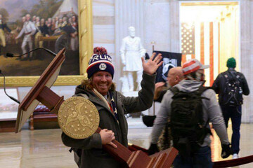 ببینید | سرقت میز سخنگوی کنگره توسط هواداران ترامپ