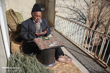 «تَرکه بافی» در دستان هنرمند پیرمرد مهریزی نفس می‌کشد