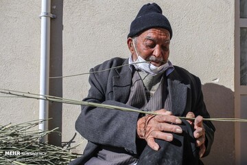 «تَرکه بافی» در دستان هنرمند پیرمرد مهریزی نفس می‌کشد