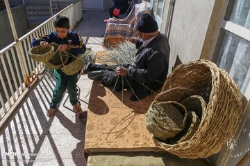 «تَرکه بافی» در دستان هنرمند پیرمرد مهریزی نفس می‌کشد