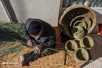 «تَرکه بافی» در دستان هنرمند پیرمرد مهریزی نفس می‌کشد