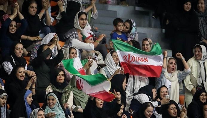 در قم و توسط برخی از علما صورت میگیرد؛ بررسی فقهی حضور بانوان در ورزشگاهها