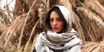 هدیه بازیگر زن یونانی برای داوود میرباقری/ عکس