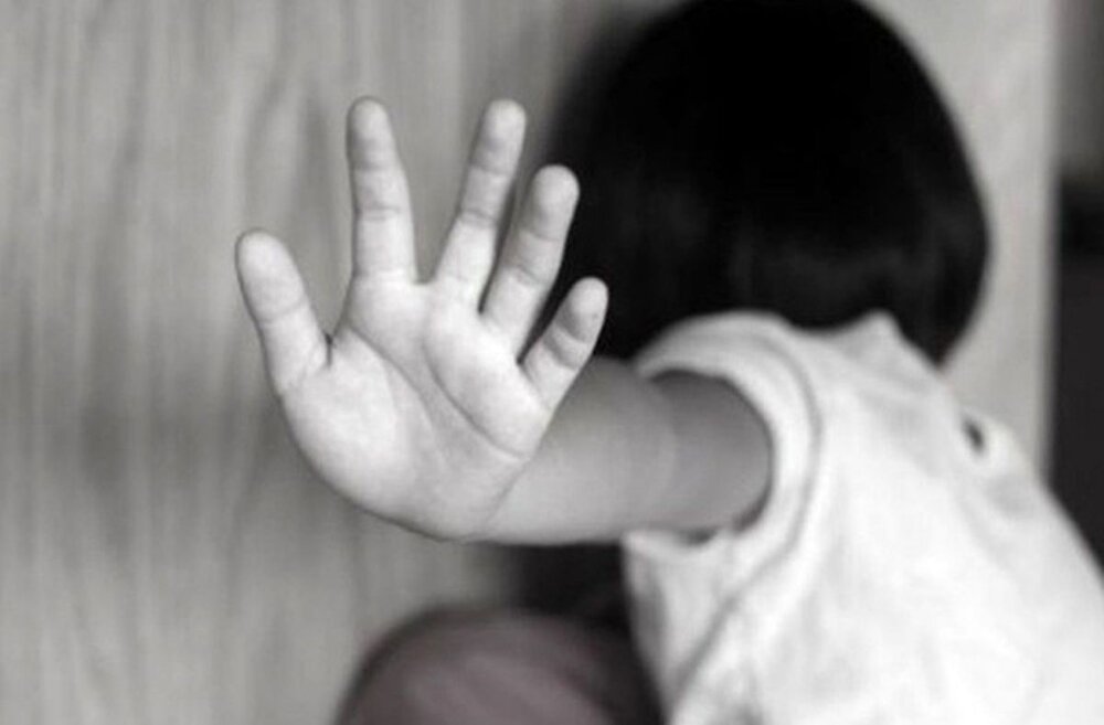 - دختر ۴ ساله ارومیه‌ای براثر شدت شکنجه نامادری‌اش درگذشت
