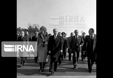 26 دی 1357 - فرار شاه از ایران