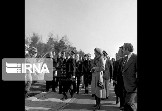 26 دی 1357 - فرار شاه از ایران