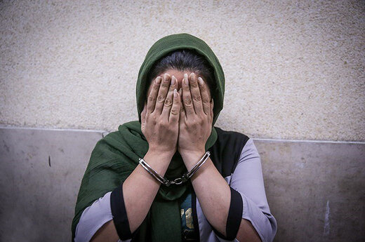 ببینید |  ترفند عجیب و غیرانسانی یک زن سارق برای سرقت طلای بانوان