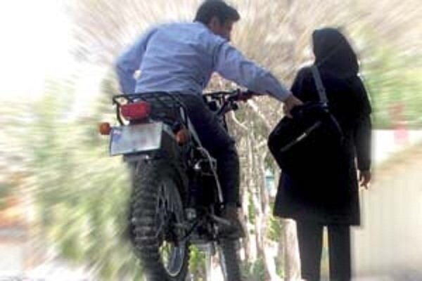 ببینید | کیف‌قاپی وحشتناک از یک خانم در قلب تهران