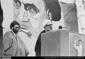 نخستین نماز جمعه به امامت آیت الله خامنه ای