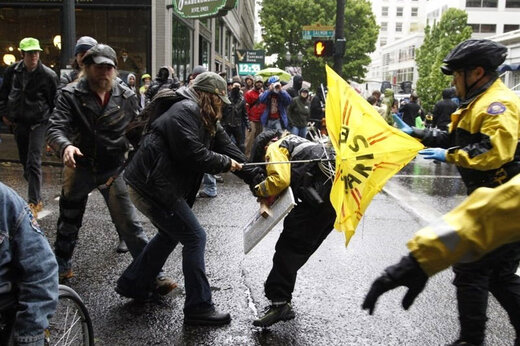 ببینید | حمله طرفداران ترامپ به معترضان نژادپرستی