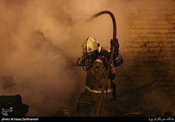 گزارش تصویری از حادثه آتش‌سوزی گسترده روز گذشته در یک باربری واقع در خیابان شوش