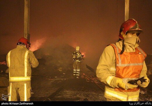 گزارش تصویری از حادثه آتش‌سوزی گسترده روز گذشته در یک باربری واقع در خیابان شوش