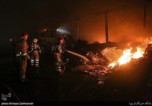 گزارش تصویری از حادثه آتش‌سوزی گسترده روز گذشته در یک باربری واقع در خیابان شوش