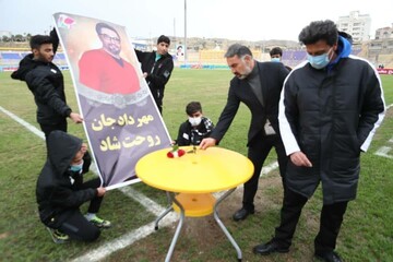 ادای احترام استقلالی ها به مرحوم مهرداد میناوند پیش از مصاف با نفت مسجد سلیمان