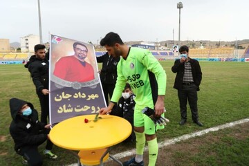 ادای احترام استقلالی ها به مرحوم مهرداد میناوند پیش از مصاف با نفت مسجد سلیمان