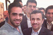 ببینید | واکنش تعجب‌برانگیز و عجیب احمدی‌نژاد به عکسش با ساشا سبحانی