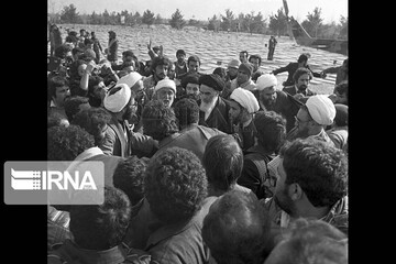 12 بهمن؛ سالروز بازگشت امام خمینی به ایران، آغاز دهه فجر