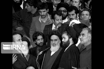 12 بهمن؛ سالروز بازگشت امام خمینی به ایران، آغاز دهه فجر