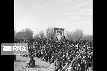 12 بهمن؛ سالروز بازگشت امام خمینی به ایران، آغاز دهه فجر