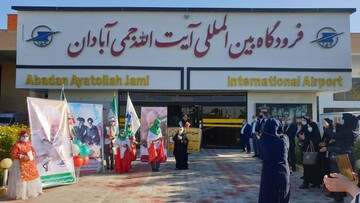 برگزاری آئین نمادین استقبال از امام در فرودگاه آبادان/رژه تاکسی ها از فرودگاه تا گلزار شهدا