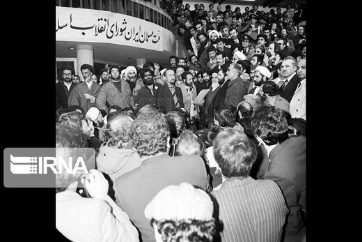 12 بهمن؛ سالروز بازگشت امام خمینی به ایران، آغاز دهه فجر
