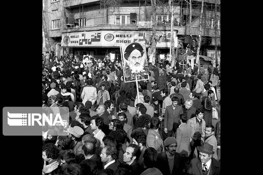 12 بهمن؛ سالروز بازگشت امام خمینی به ایران، آغاز دهه فجر