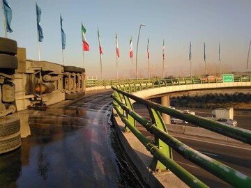 مصدومیت ۱ نفر در حادثه واژگونی یک دستگاه تریلر در مسیر شرق به غرب بزرگراه آزادگان