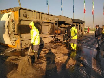 مصدومیت ۱ نفر در حادثه واژگونی یک دستگاه تریلر در مسیر شرق به غرب بزرگراه آزادگان