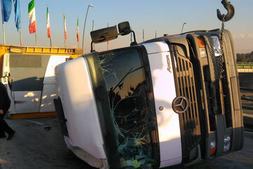 تصاویر | واژگونی یک دستگاه تریلر در مسیر شرق به غرب بزرگراه آزادگان