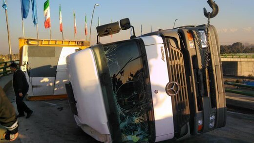 مصدومیت ۱ نفر در حادثه واژگونی یک دستگاه تریلر در مسیر شرق به غرب بزرگراه آزادگان