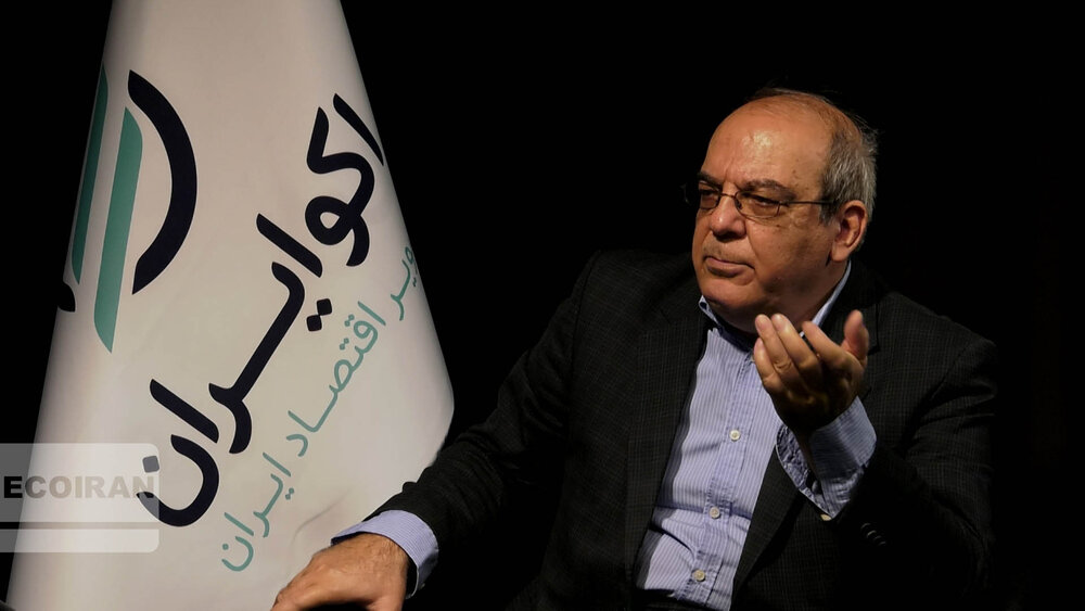 عباس عبدی: رئیس جمهور نظامی غیرممکن است بتواند ایران را اداره کند /مهاجری: چون نزدیک به حاکمیت است می تواند