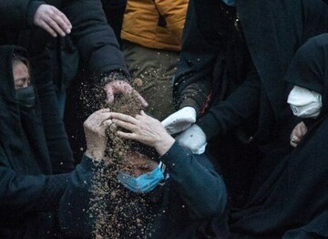 ببینید | تصاویری تلخ و دردناک از گریه و زاری مادر علی انصاریان بر سر مزار پسرش