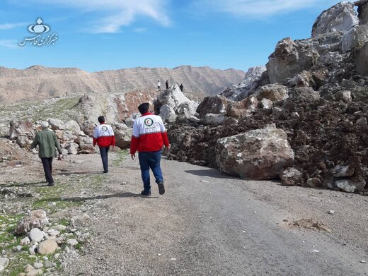 ریزش گسترده کوه در جاده ایذه؛ احتمال ماندن خودروها زیر آوار کوهستان