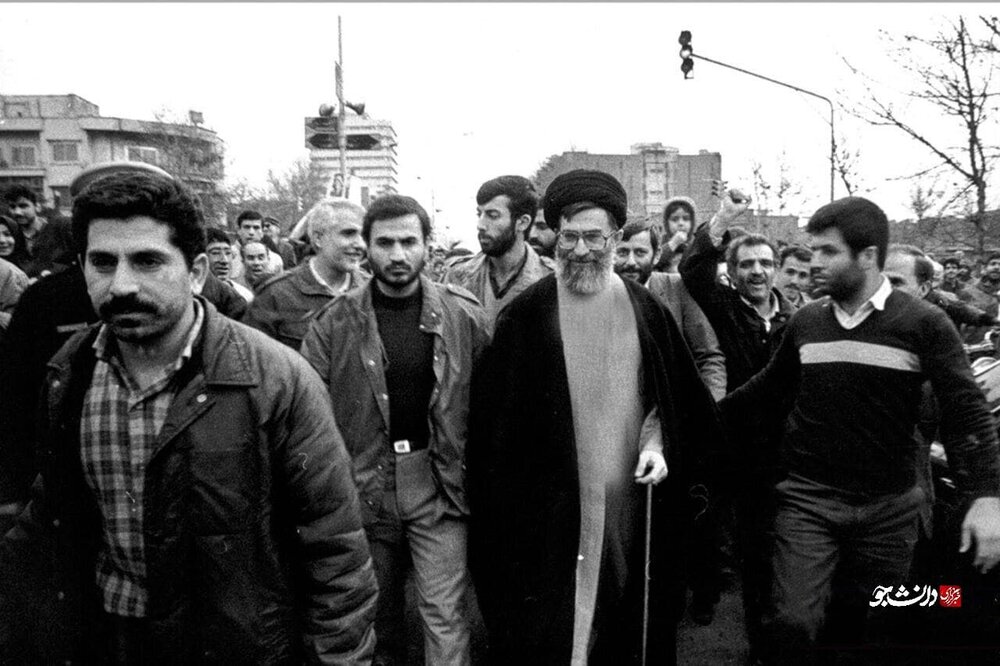 عکس | تصویری جالب از آیت‌الله خامنه‌ای در راهپیمایی ۲۲ بهمن در زمان ریاست جمهوری