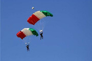 ببینید | حواشی جشن ۲۲ بهمن؛ نمایش چتربازان بر فراز میدان آزادی