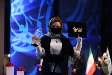 سیمرغ بلورین در دستان گلاره عباسی/ عکس 