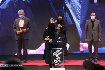تصاویر | «رویا افشار»؛ برنده سیمرغ بلورین بهترین بازیگر نقش اول زن