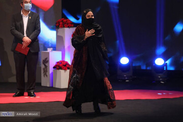 تصاویر | سیمرغ بهترین فیلم از نگاه مردمی به «نرگس آبیار» برای فیلم ابلق