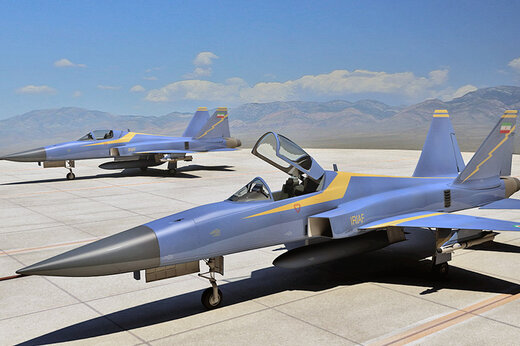 ببینید | استقبال رهبر انقلاب از خلبان‌های هواپیمای ایرانی صاعقه