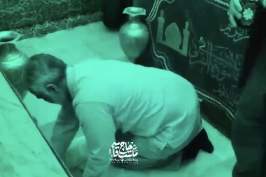 ببینید | لحظاتی منتشرنشده از آخرین غبارروبی حاج قاسم سلیمانی در حرم امام هادی(ع)