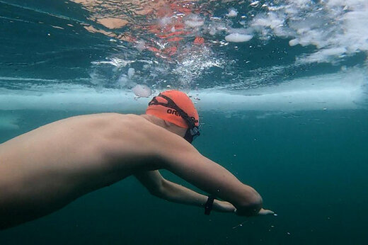 ببینید | شنا در زیر یخ برای شکستن رکورد جهانی