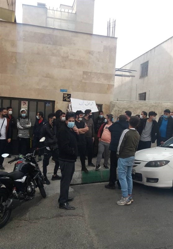 تجمع هواداران استقلال مقابل باشگاه/عکس