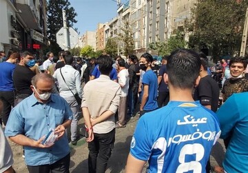 تجمع استقلالی‌ها مقابل ساختمان قوه قضاییه/عکس